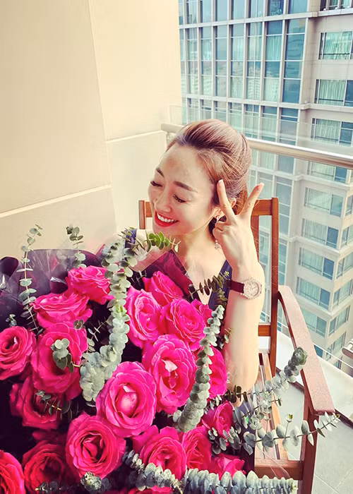 Chi Bảo rất chiều chuộng Lý Thùy Chang. Anh tặng quà bạn gái mỗi ngày lễ, dịp kỷ niệm.