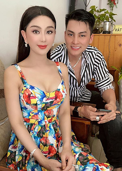 Mỗi khi Lâm Khánh Chi đi công tác xa nhà, Phi Hùng luôn hỏi han vợ, nhắc cô ăn ngủ đúng giờ, không làm việc quá sức hay đi chơi về muộn.