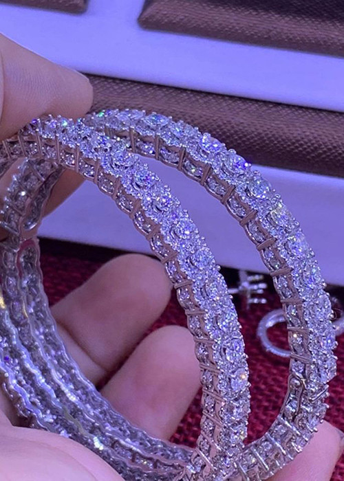 Phi Hùng tỏ ra chu đáo với vợ khi tặng món quà đắt giá và hợp ý cho Lâm Khánh Chi trong những ngày đặc biệt.