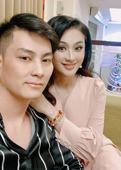 Mới đây, Lâm Khánh Chi cho biết, ông xã của cô bị một cô gái lạ mặt mời về nhà chơi. Khi nữ ca sĩ chuyển giới gọi điện thì người phụ nữ này tắt máy.