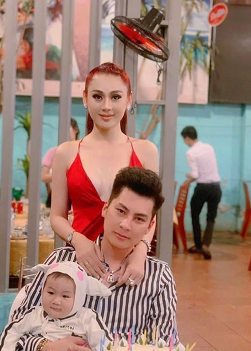 “Tôi nghĩ trong tình yêu, đôi lúc cần nhìn vào hoàn cảnh gia đình để chọn cách vun đắp tình cảm vợ chồng. Nếu như hôm ấy rảnh rỗi, vợ chồng có thể cùng nhau đi uống trà sữa, hôm sau cùng nhau đi cà phê, xem phim, mua sắm... Cả hai bắt đầu có những thói quen này từ khi mới quen, bây giờ vẫn vậy”, Lâm Khánh Chi nói.