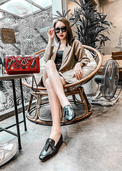 10X hiện tại sở hữu thân hình đồng hồ cát săn chắc, đôi chân thon.