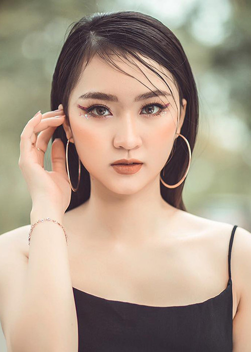 Chân dài miệt mài ở phòng tập, nhịn ăn cơm 3 tháng để có vóc dáng hoàn hảo.