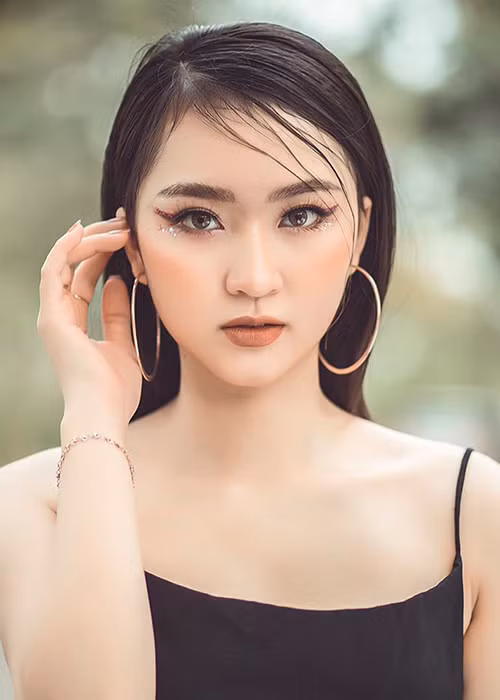 Chân dài miệt mài ở phòng tập, nhịn ăn cơm 3 tháng để có vóc dáng hoàn hảo.