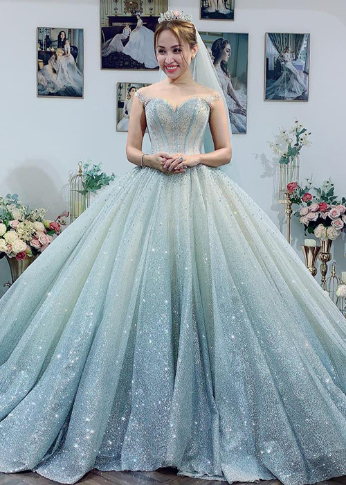 Nữ MC sinh năm 1985 cho biết, bạn trai hiện tại dù là người đến sau nhưng rất yêu thương, hiểu và tôn trọng cô. Theo Vân Hugo, bạn trai quan tâm mẹ con cô từ những việc nhỏ nhất. Nữ MC cảm thấy tình cảm này còn hơn cả tình yêu. “Có thể nói tình yêu của bạn trai đã giúp tôi hồi sinh”, Vân Hugo nói.