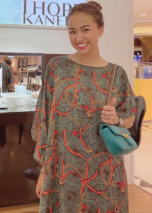 Trước đây, Vân Hugo lại thường diện trang phục ôm sát, khoe đường cong gợi cảm.