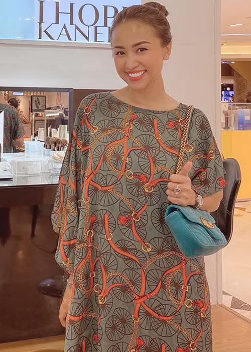 Trước đây, Vân Hugo lại thường diện trang phục ôm sát, khoe đường cong gợi cảm.