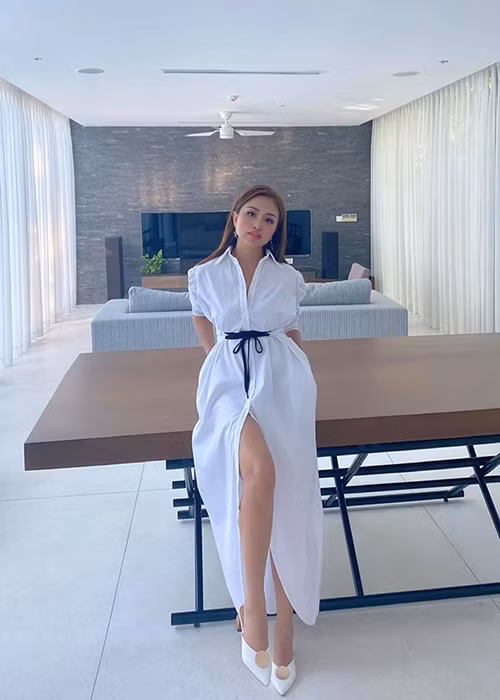 Vân Hugo hiện tại hạnh phúc bên bạn trai giấu mặt.