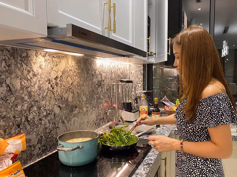 Vân Hugo ly hôn cách đây 8 năm. Trong những năm qua, cô một mình nuôi con trai. Về đám cưới lần 2, Vân Hugo cho biết, cô và bạn trai đang bàn bạc có thể là sang năm hai người sẽ tổ chức.