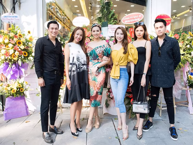 Gần đây, Vân Hugo thường xuyên diện váy rộng che vòng 2.