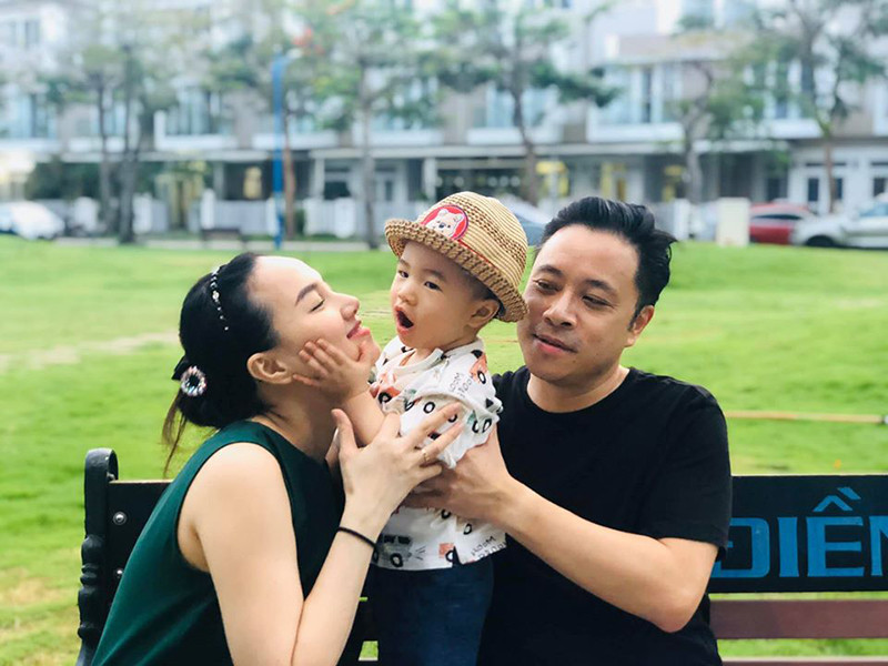 Cặp đôi tận hưởng cuộc sống bình yên sau 4 năm kết hôn.