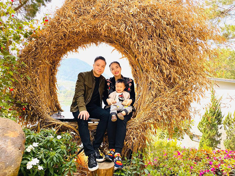 Khoảnh khắc hạnh phúc của vợ chồng Đinh Ngọc Diệp trong một chuyến đi chơi.