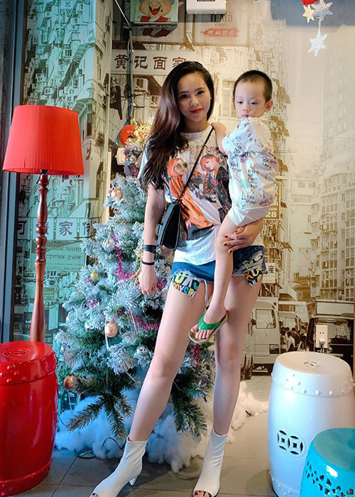 Hiện Lại Hương Thảo làm việc tại ngân hàng và bán hàng online.