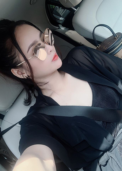 "Lúc tôi bầu 8 tháng, vợ chồng không còn nói chuyện như trước, không sống chung phòng. Đến lúc kinh tế gặp khó khăn, anh buông những lời nặng nề như: Lấy cô, tôi đen đủi", Lại Hương Thảo chia sẻ.