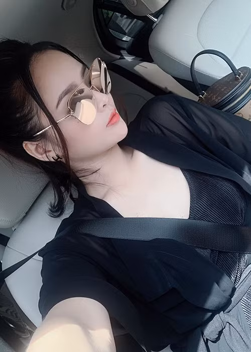 "Lúc tôi bầu 8 tháng, vợ chồng không còn nói chuyện như trước, không sống chung phòng. Đến lúc kinh tế gặp khó khăn, anh buông những lời nặng nề như: Lấy cô, tôi đen đủi", Lại Hương Thảo chia sẻ.