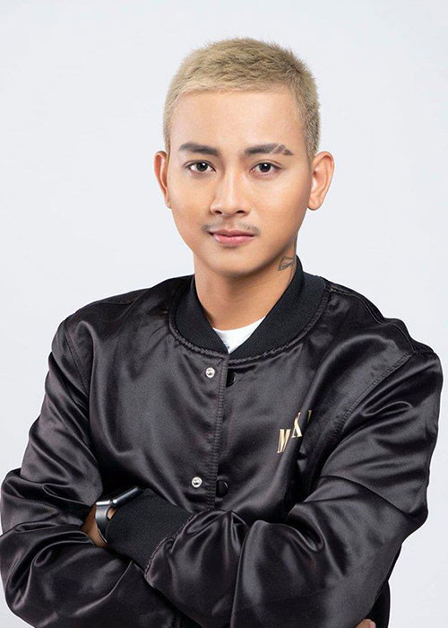 Năm 2019, Hoài Lâm trở lại với ngoại hình bụi bặm, khác hẳn phong cách thư sinh nhưng đến đầu năm 2020, anh lại trở về quê dưỡng bệnh. Mãi gần đây, Hoài Lâm mới tung sản phẩm âm nhạc song anh chưa trở lại sân khấu. Dù tiếc cho Hoài Lâm không giữ được tên tuổi nhưng fan vẫn đặt kỳ vọng vì anh lấy lại được phong độ về giọng hát. Ảnh: PLO