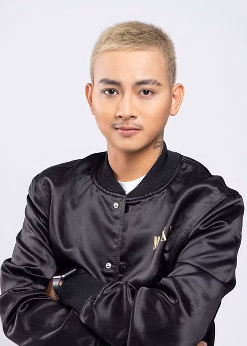 Năm 2019, Hoài Lâm trở lại với ngoại hình bụi bặm, khác hẳn phong cách thư sinh nhưng đến đầu năm 2020, anh lại trở về quê dưỡng bệnh. Mãi gần đây, Hoài Lâm mới tung sản phẩm âm nhạc song anh chưa trở lại sân khấu. Dù tiếc cho Hoài Lâm không giữ được tên tuổi nhưng fan vẫn đặt kỳ vọng vì anh lấy lại được phong độ về giọng hát. Ảnh: PLO