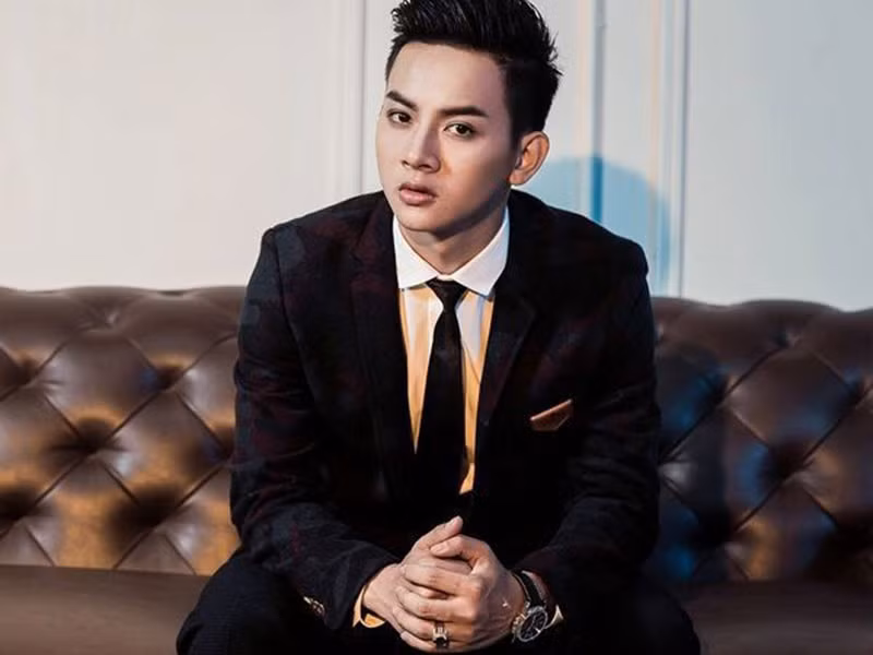 Sau khi nổi tiếng vào năm 2014, Hoài Lâm cho ra mắt các sản phẩm dòng nhạc trữ tình mà anh theo đuổi và được nhiều khán giả đón nhận. Một số sản phẩm âm nhạc của Hoài Lâm tạo được sự chú ý gồm MV “Như những phút ban đầu”, album “Cô bé ngày xưa” và "Về đâu mái tóc người thương". Ảnh: Yan