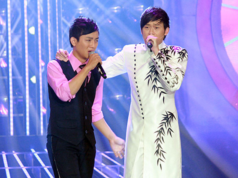 Hoài Lâm sinh năm 1995. Năm 13 tuổi, anh được nghệ sĩ Hoài Linh nhận làm con nuôi, chỉ dẫn và định hướng sự nghiệp. Ngoài ra, Hoài Lâm còn được Đàm Vĩnh Hưng dạy dỗ, nâng đỡ. Ảnh: VTC