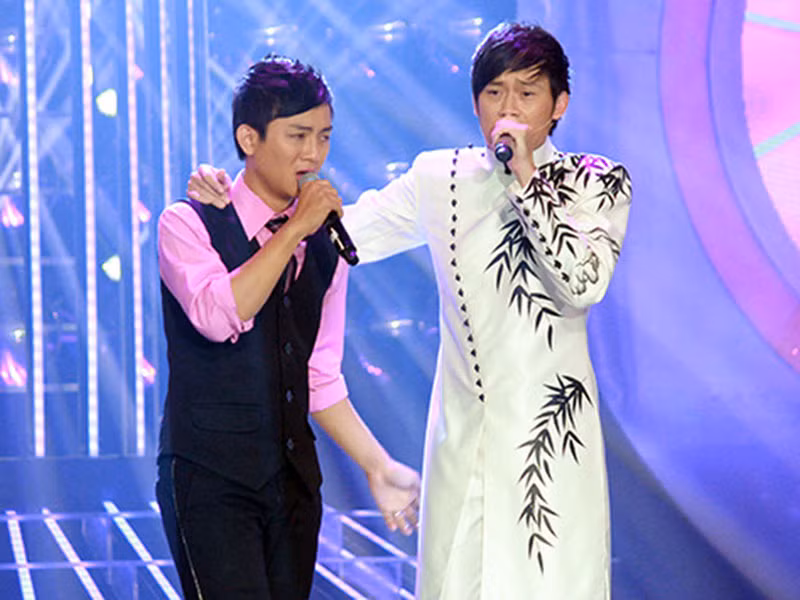 Hoài Lâm sinh năm 1995. Năm 13 tuổi, anh được nghệ sĩ Hoài Linh nhận làm con nuôi, chỉ dẫn và định hướng sự nghiệp. Ngoài ra, Hoài Lâm còn được Đàm Vĩnh Hưng dạy dỗ, nâng đỡ. Ảnh: VTC