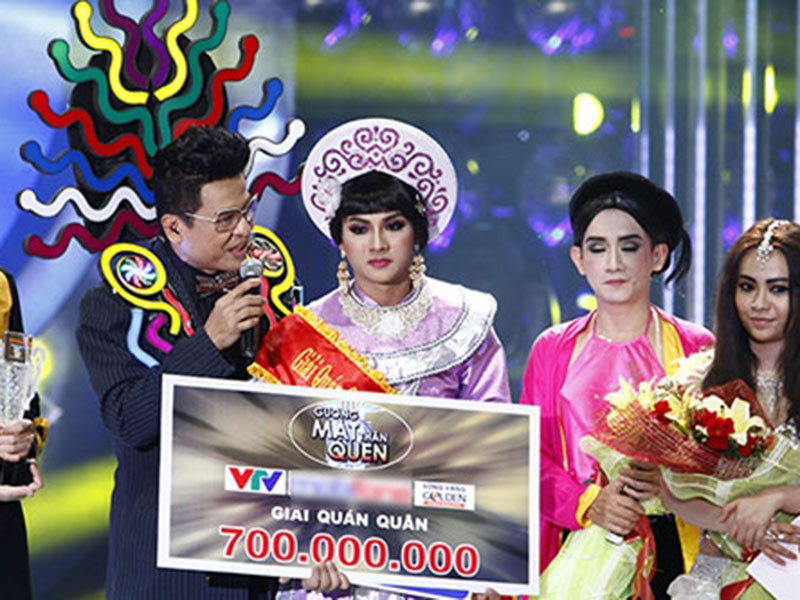 Nhờ những màn hóa thân xuất sắc khác trong “Gương mặt thân quen”, Hoài Lâm tỏa sáng, đoạt giải quán quân. Cát-sê đi hát của anh tăng chóng mặt, được nhiều khán giả yêu thích. Ảnh: Yan