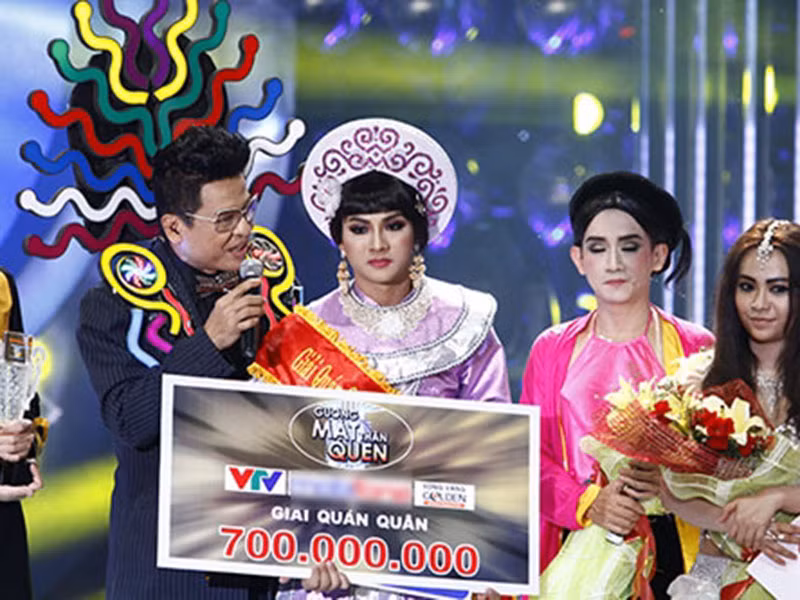 Nhờ những màn hóa thân xuất sắc khác trong “Gương mặt thân quen”, Hoài Lâm tỏa sáng, đoạt giải quán quân. Cát-sê đi hát của anh tăng chóng mặt, được nhiều khán giả yêu thích. Ảnh: Yan