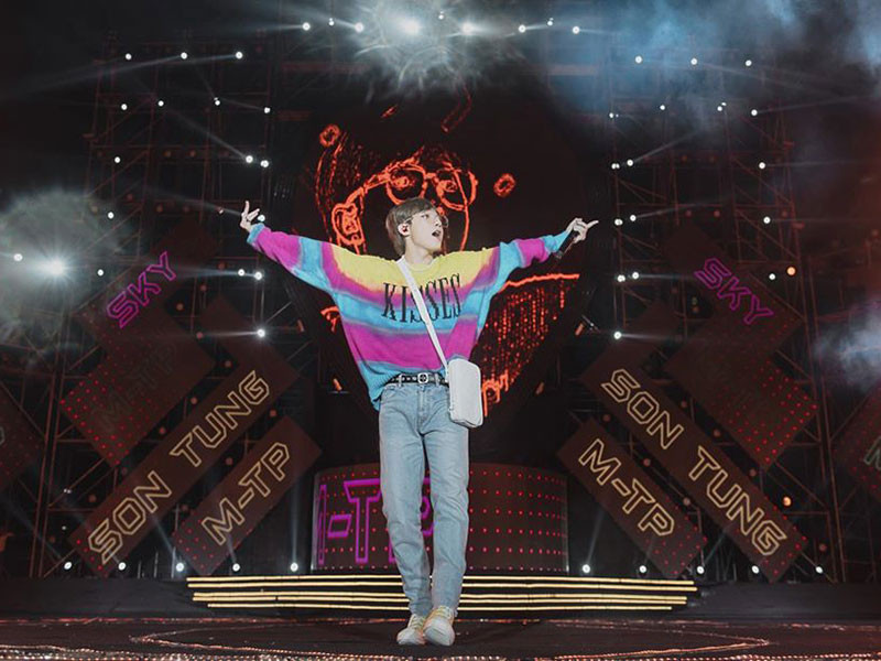 Các MV đạt trăm triệu view của Sơn Tùng gồm "Nơi này có anh" (243 triệu view), "Lạc trôi" (224 triệu view), "Hãy trao cho anh" (201 triệu view), "Chúng ta không thuộc về nhau" (173 triệu view), "Chạy ngay đi” (129 triệu view), “Buông đôi tay nhau ra” (100 triệu view).