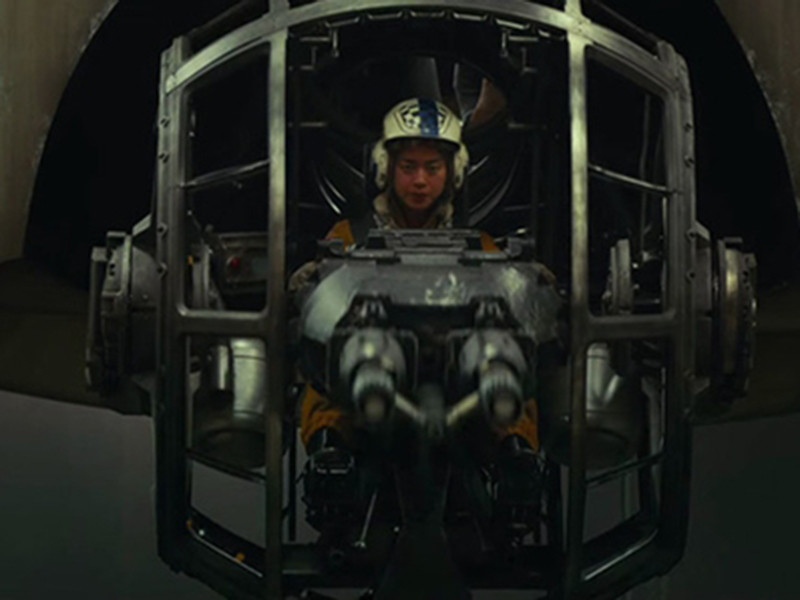 Ngô Thanh Vân diễn xuất khá tốt. Chính vì vậy, nhà sản xuất và đạo diễn ưu ái để Ngô Thanh Vân gỡ mũ trùm trước khi chết để khán giả có thể kịp nhận ra cô là ai. Ảnh: Vietnamnet