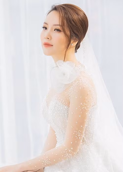 Vì không sánh đôi bên chồng trong suốt nhiều năm, Thụy Vân vướng tin đồn gặp trục trặc trong hôn nhân.