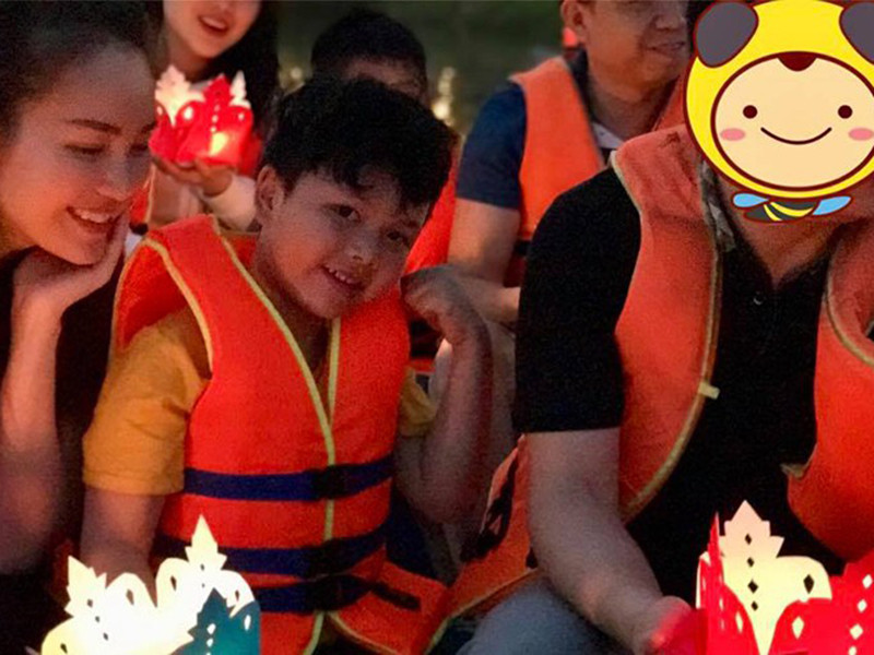 Á hậu Thụy Vân từng đăng tải một số hình ảnh bên chồng nhưng che mặt ông xã bằng biểu tượng.