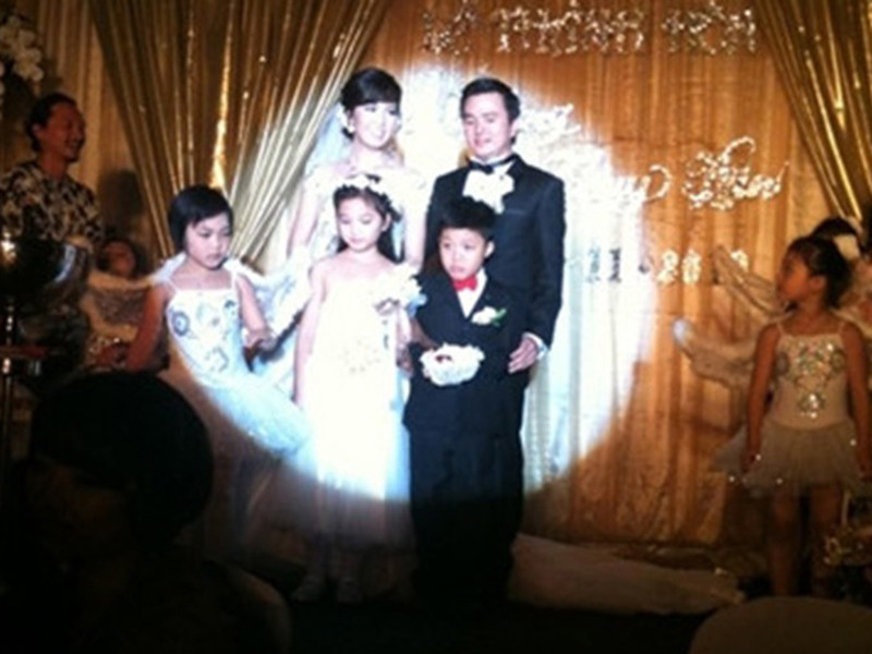 Năm 2010, Á hậu Thụy Vân bất ngờ lên xe hoa. Hình ảnh đám cưới của cô được gia đình 2 bên giấu kín, truyền thông chỉ có được một vài bức hình chụp từ phía xa. Ảnh: Zing