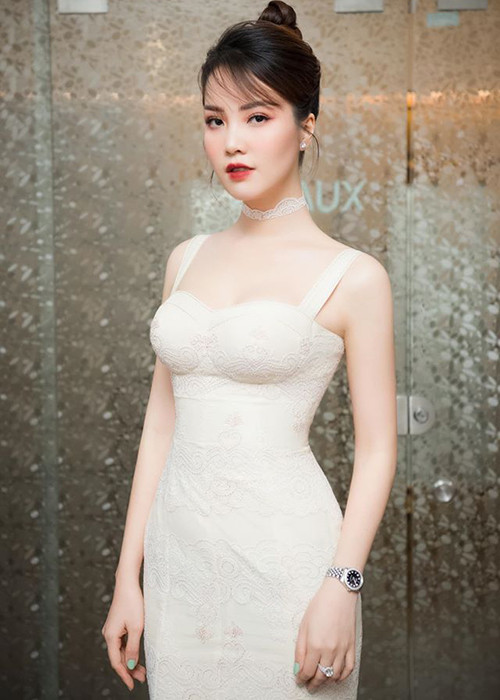 Thụy Vân phủ nhận tin đồn hôn nhân không êm đẹp: "Lúc đầu tôi cũng giật mình khi nghe thông tin này, nhưng sau đó phì cười và thắc mắc vì sao mọi người lại đồn lạ như vậy. Tôi có kể cho ông xã, anh cũng cười, thậm chí còn trêu rằng "Chắc anh vẫn lấy được vợ nữa mất".