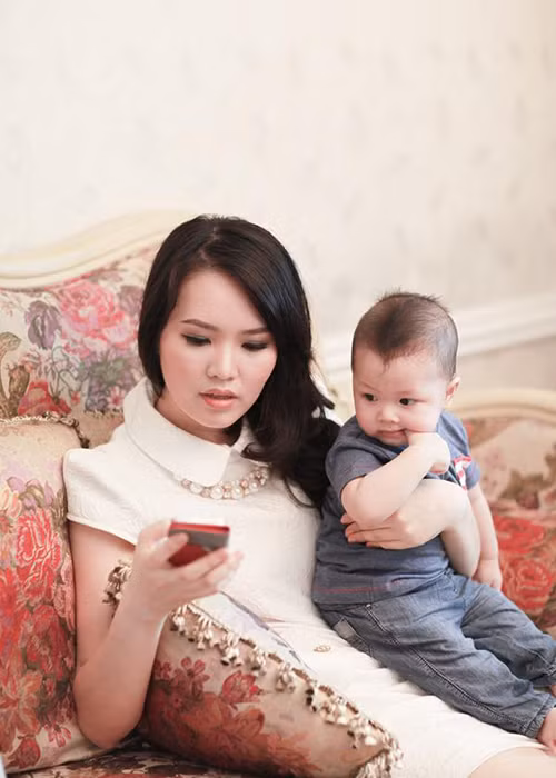 Thụy Vân không công khai danh tính lẫn hình ảnh ông xã. Được biết, chồng của người đẹp tên Cao Hoàng là kỹ sư xây dựng, doanh nhân bất động sản có tiếng, hơn Thụy Vân 8 tuổi.