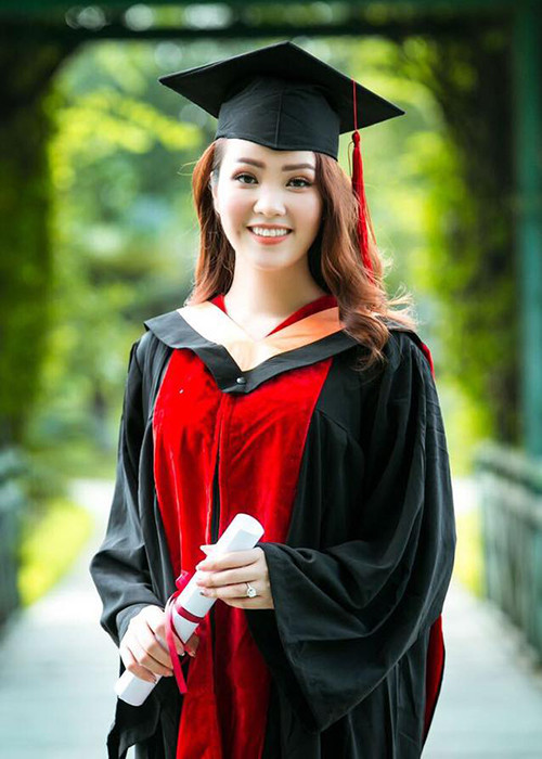 Trên truyền thông, nàng á hậu từng khoe được chồng chiều chuộng. Thụy Vân kể trong suốt 2 năm học cao học, cô được chồng đưa đón.