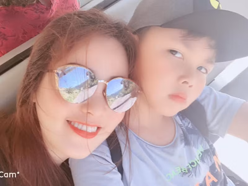 Ông xã của nàng á hậu đảm nhận việc dạy dỗ con trai. “Hằng ngày, dù anh ấy có đi đâu chơi cũng phải về sớm để dạy con học bài. Tôi luôn nói việc chăm sóc con là của tôi còn việc dạy dỗ con là của chồng”, Thụy Vân cho hay.