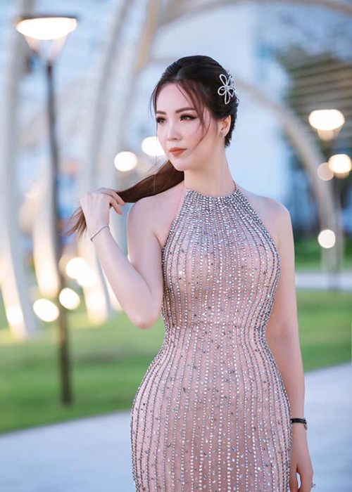 Mỗi khi đi sự kiện hay đi làm về muộn, Thụy Vân cũng được ông xã đưa đi đón về.