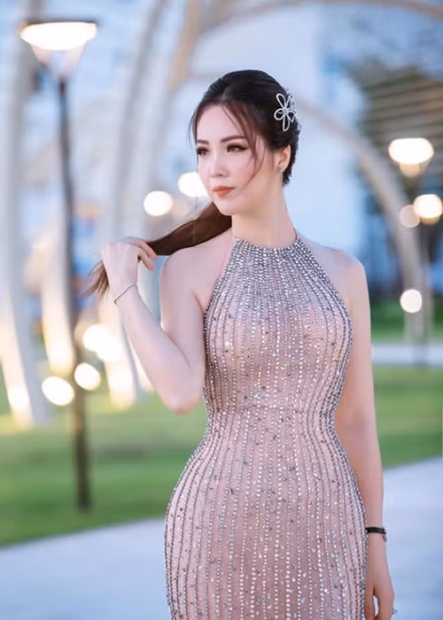 Mỗi khi đi sự kiện hay đi làm về muộn, Thụy Vân cũng được ông xã đưa đi đón về.