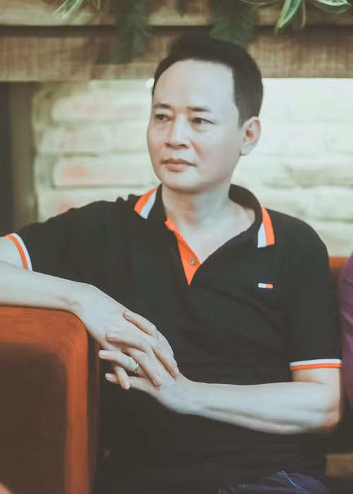 Chia sẻ trên Dân trí, Tùng Dương cho biết: “Tôi sinh ra và lớn lên trong một gia đình trung lưu của Hà Nội. Nhà chỉ có hai anh em. Chúng tôi được bố mẹ nuông chiều từ nhỏ, cuộc sống chẳng thiếu thứ gì. Có lẽ vì vậy, tuổi trẻ tôi ham chơi, tôi hơi hư… Vợ tôi sinh con gái đầu lòng. Tôi vẫn ham chơi”. Ảnh: Khám phá