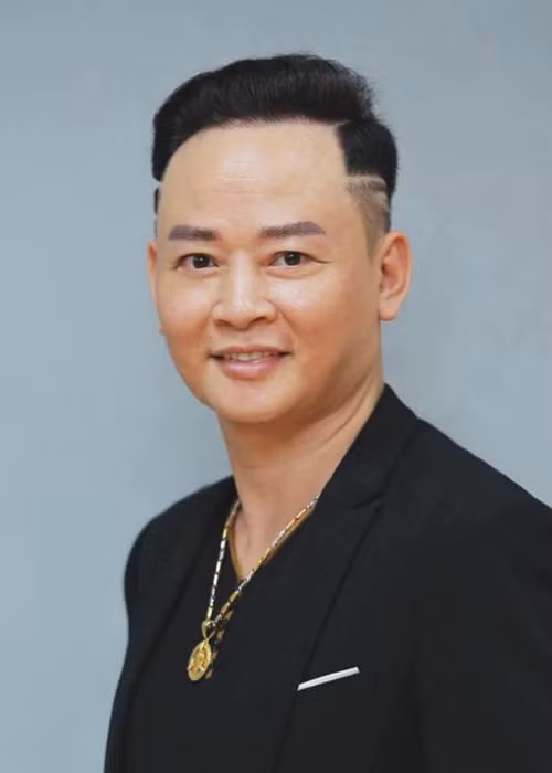 Trước khi ly hôn vợ thứ 3, Tùng Dương gặp nhiều trắc trở trong đường tình duyên khi trải qua 2 đời vợ. Nam diễn viên kết hôn lần đầu năm 1994 khi mới 25 tuổi. Ảnh: Zing