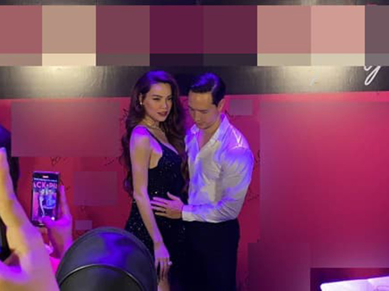 Khi có mặt bên Hà Hồ, Kim Lý ân cần đặt tay lên vòng hai của bạn gái. Không những vậy, anh còn xoa bụng bầu của người yêu. Ảnh: Công lý &amp; xã hội