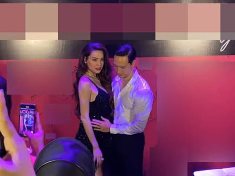 Khi có mặt bên Hà Hồ, Kim Lý ân cần đặt tay lên vòng hai của bạn gái. Không những vậy, anh còn xoa bụng bầu của người yêu. Ảnh: Công lý &amp; xã hội