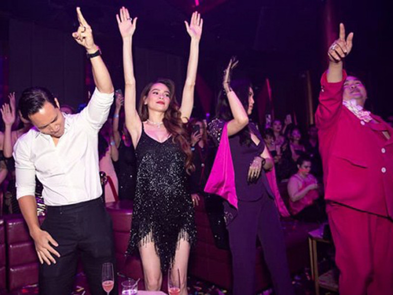 Tại sự kiện, đôi uyên ương bên nhau không rời. Ảnh: Công lý &amp; xã hội