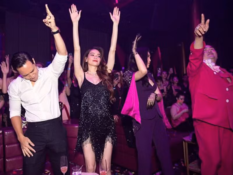 Tại sự kiện, đôi uyên ương bên nhau không rời. Ảnh: Công lý &amp; xã hội