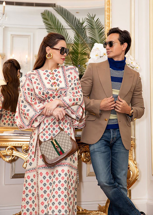 Đôi uyên ương khoe đeo nhẫn đôi.