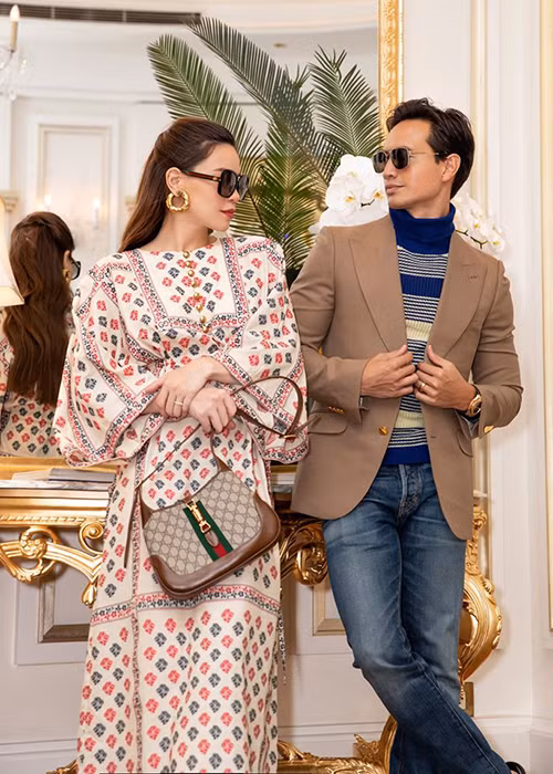 Đôi uyên ương khoe đeo nhẫn đôi.