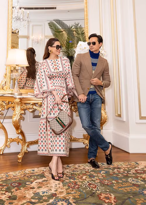 Trong bộ ảnh mới, Kim Lý nắm chặt tay bạn gái.