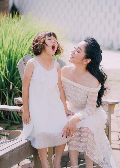 Bé Nguyệt Cát - con gái của Thúy Nga nay đã lớn phổng phao, có vẻ ngoài xinh xắn.