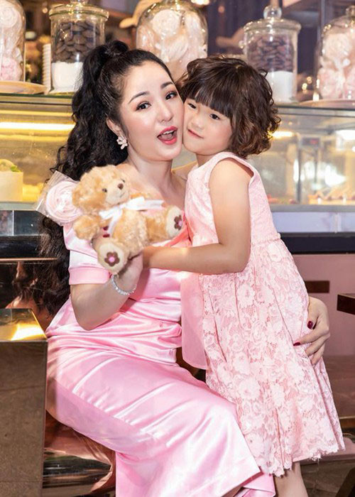 Nữ nghệ sĩ hài vẫn làm mẹ đơn thân sau nhiều năm chia tay người chồng "hờ" trong ồn ào.