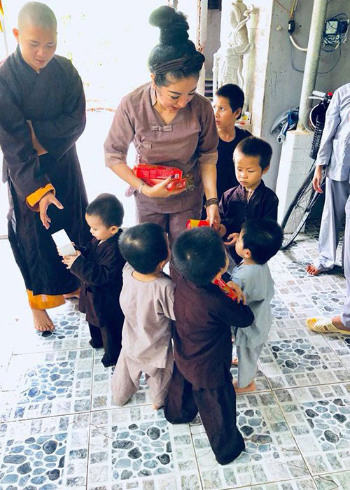 Khi về Việt Nam, bà mẹ một con thường xuyên làm từ thiện.