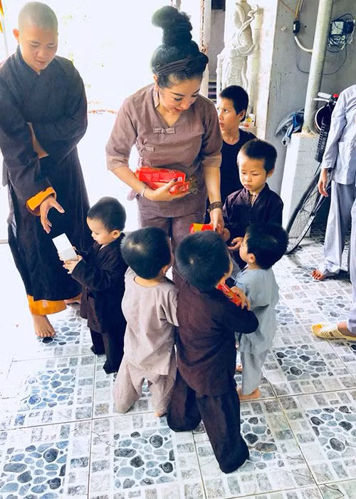 Khi về Việt Nam, bà mẹ một con thường xuyên làm từ thiện.